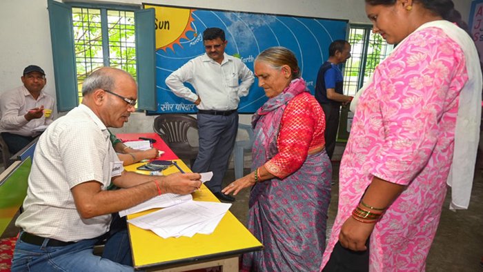 SIR के बाद 12 राज्य और केंद्र शासित प्रदेश में बढ़ेंगे मतदान केंद्र, छोटी होंगी वोटिंग की कतारें