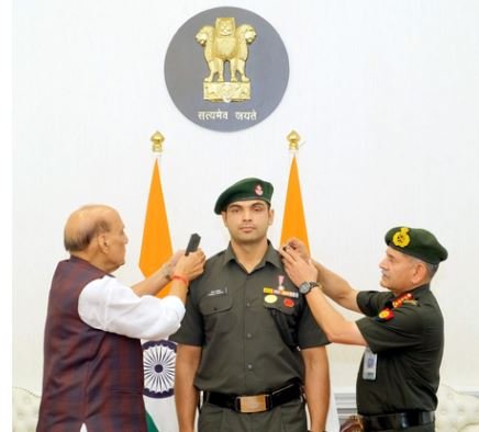 ओलंपिक पदक विजेता नीरज चोपड़ा को मानद लेफ्टिनेंट कर्नल के पद से सम्मानित किया रक्षा मंत्री राजनाथ सिंह ने