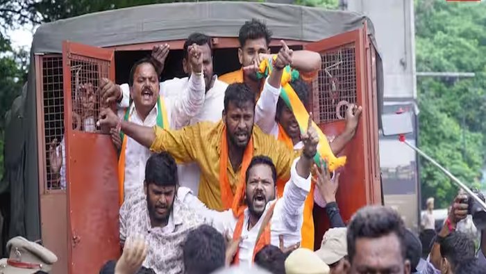 गौ रक्षक की हत्या के बाद हैदराबाद में बवाल, तेलंगाना BJP अध्यक्ष को पुलिस ने किया गिरफ्तार