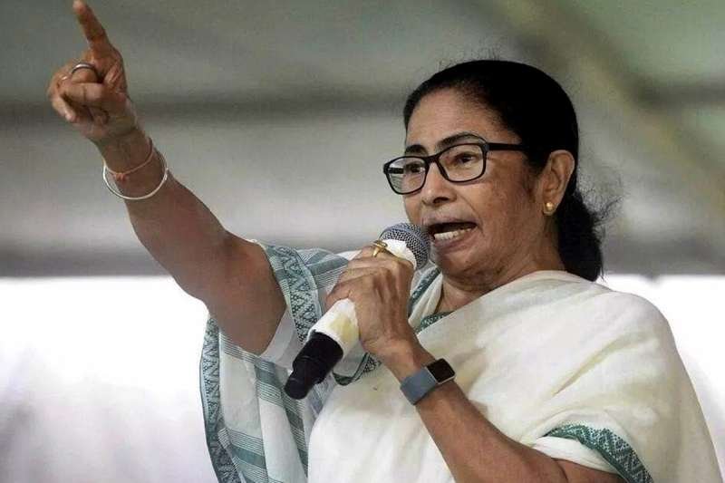 कई जिलों के अफसरों का तबादला, विपक्ष ने उठाए सवाल