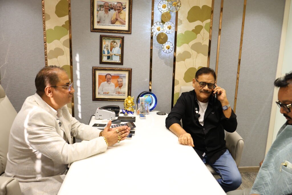 Bollywood’s famous actor Mustak Khan visits ‘Handa Bengal’ in Delhi’s Patel Nagar, shops lavishly and says – “This is truly icing on the cake