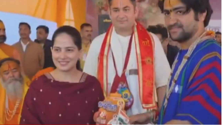 बागेश्वर बाबा की पदयात्रा में जया किशोरी हुईं शामिल, 9वें दिन मथुरा में पड़ा पड़ाव बागेश्वर बाबा की पदयात्रा में जया किशोरी हुईं शामिल, 9वें दिन मथुरा में पड़ा पड़ाव