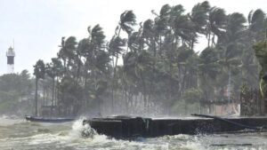 तटीय इलाकों में आसमानी आफत का खतरा, NDRF-SDRF हाई अलर्ट पर; क्या आपके शहर में भी होगा असर?