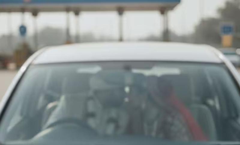 टोल प्लाजा से पहले गाड़ी रोक दूल्हे ने किया दुल्हन को किस, वीडियो बना किया वायरल