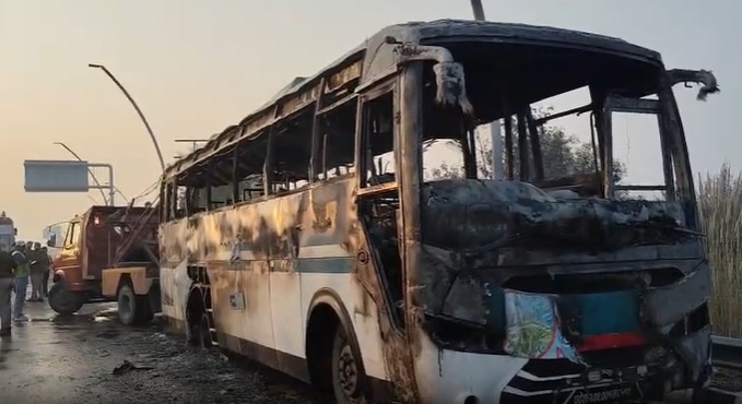 आगरा-लखनऊ एक्सप्रेस-वे पर चलती बस में लगी आग, यात्रियों ने कूदकर बचाई जान