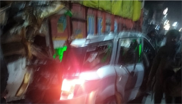 रेलवे फाटक के पास हादसा, खड़े ट्रक से टकराई तेज रफ्तार कार, चार लोगों की मौत रेलवे फाटक के पास हादसा, खड़े ट्रक से टकराई तेज रफ्तार कार, चार लोगों की मौत