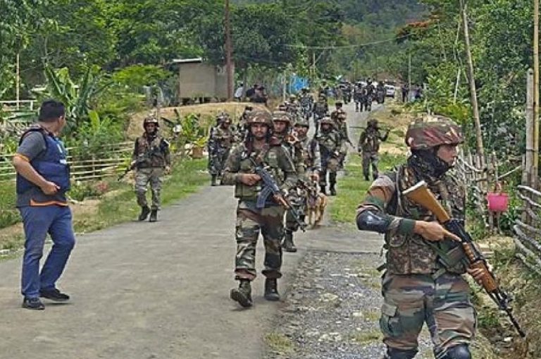 मणिपुर में गोलाबारी के बाद फिर बढ़ा तनाव, अतिरिक्त सुरक्षा बल किए गए तैनात मणिपुर में गोलाबारी के बाद फिर बढ़ा तनाव, अतिरिक्त सुरक्षा बल किए गए तैनात