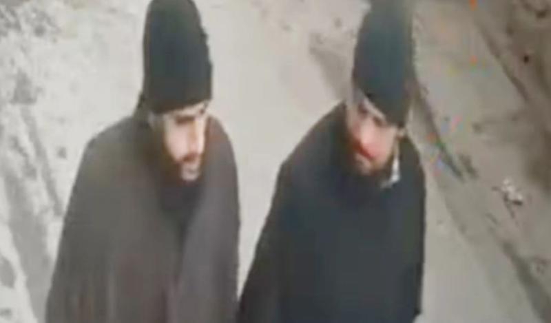 सीसीटीवी में कैद हुए दो आतंकी, एक पाकिस्तानी तो दूसरा स्थानीय, तलाशी अभियान जारी सीसीटीवी में कैद हुए दो आतंकी, एक पाकिस्तानी तो दूसरा स्थानीय, तलाशी अभियान जारी