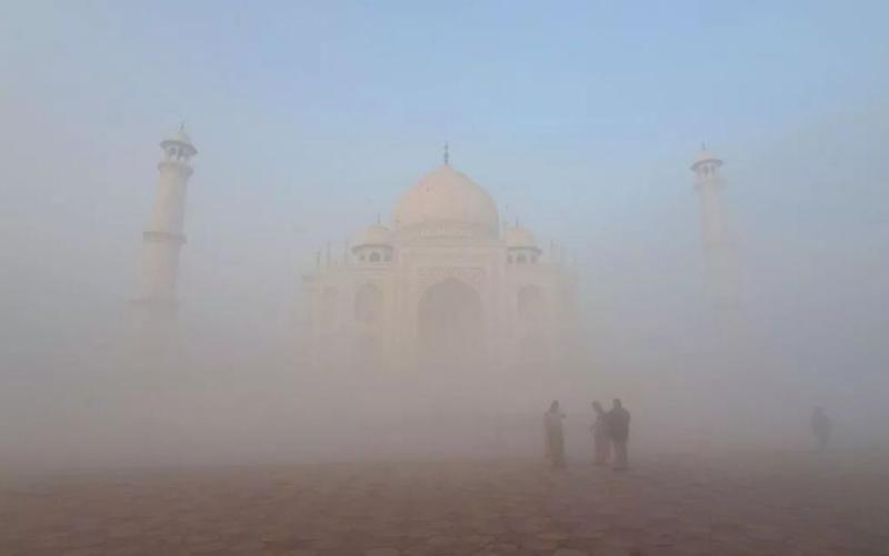 कोहरे में छिपा ताजमहल, कड़ाके की ठंड जारी, कई जगह विजिबिलिटी शून्य