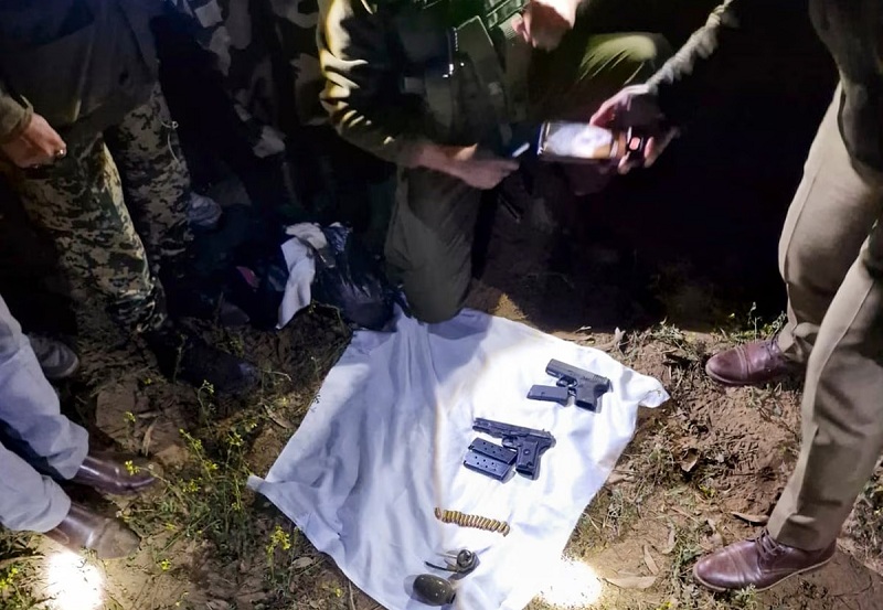 अंतरराष्ट्रीय सीमा पर ड्रोन से गिराई गई हथियारों की खेप, पिस्तौल, कारतूस और ग्रेनेड बरामद अंतरराष्ट्रीय सीमा पर ड्रोन से गिराई गई हथियारों की खेप, पिस्तौल, कारतूस और ग्रेनेड बरामद