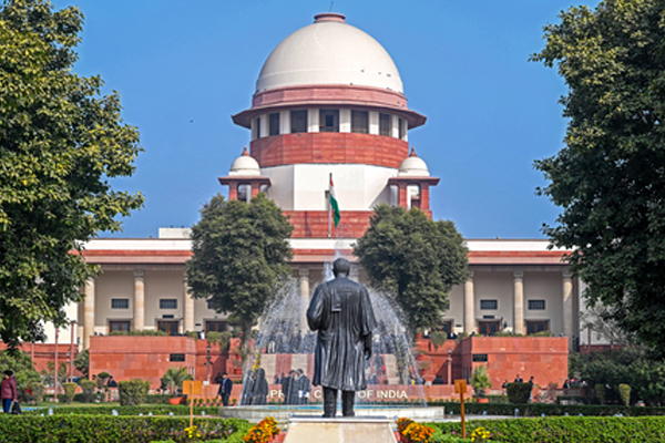 जज द्वारा ट्रेन की फर्श पर पेशाब करने पर सुप्रीम कोर्ट बोला-उन्हें बर्खास्त करना था