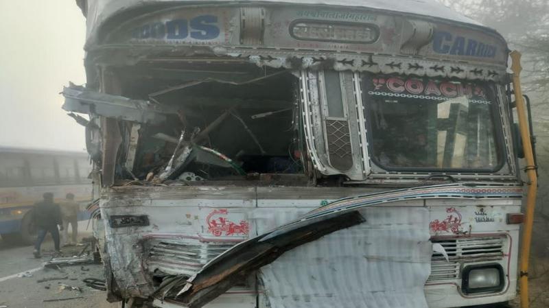 राजस्थान में कोहरे में 4 गाडिय़ां टकराईं, 10 घायल