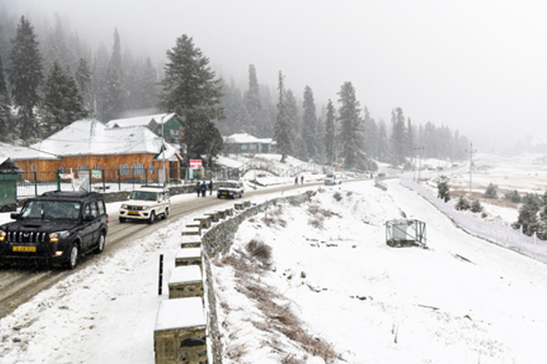 जम्मू-कश्मीर में ठंड के कहर के बीच श्रीनगर में न्यूनतम तापमान माइनस 4 डिग्री सेल्सियस रहा