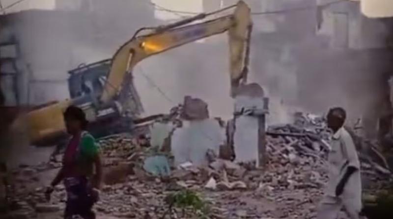 दिल्ली में आधी रात में फैज-ए-इलाही मस्जिद के पास बुलडोजर एक्शन, विरोध में पुलिस पर पथराव, इलाके में तनाव दिल्ली में आधी रात में फैज-ए-इलाही मस्जिद के पास बुलडोजर एक्शन, विरोध में पुलिस पर पथराव, इलाके में तनाव