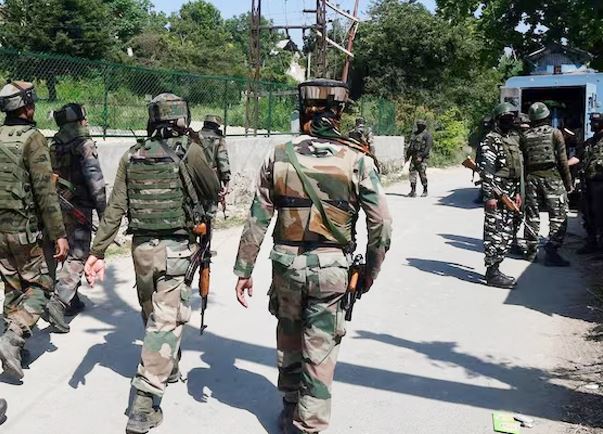 किश्तवाड़ जिले के डोलगाम में सुरक्षाबलों और आतंकवादियों के बीच भीषण मुठभेड़, घेराबंदी जारी