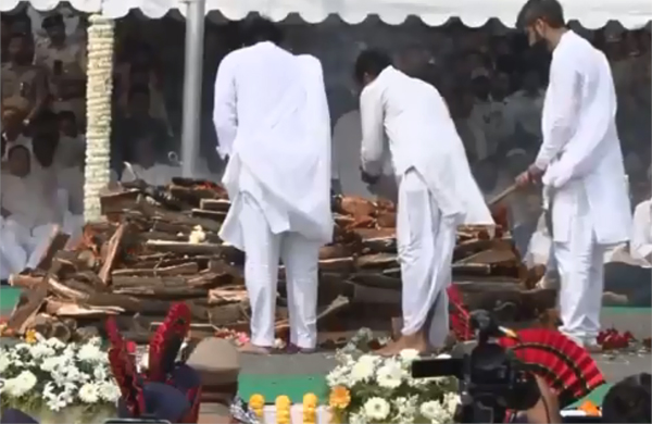 अलविदा अजित पवार, अंतिम संस्कार में उमड़ा जनसैलाब, बेटों ने दी मुखाग्नि