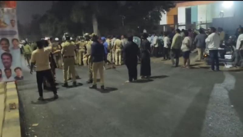 बेल्लारी में भिड़े बीजेपी-कांग्रेस कार्यकर्ता, पुलिस ने विधायक को भी बनाया आरोपी; जानें पूरा मामला बेल्लारी में भिड़े बीजेपी-कांग्रेस कार्यकर्ता, पुलिस ने विधायक को भी बनाया आरोपी; जानें पूरा मामला