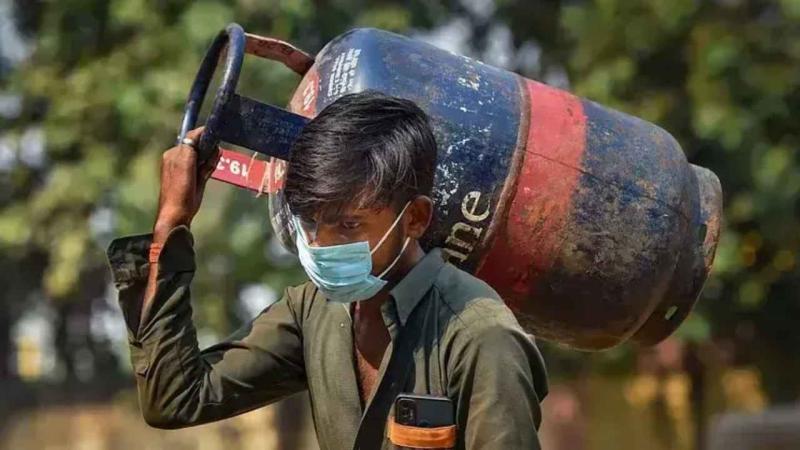 आम आदमी की रसोई में लगी आग…1 जनवरी से एलपीजी सिलेंडर के दाम में 111 का बड़ा इजाफा, देखें नई रेट लिस्ट आम आदमी की रसोई में लगी आग…1 जनवरी से एलपीजी सिलेंडर के दाम में 111 का बड़ा इजाफा, देखें नई रेट लिस्ट