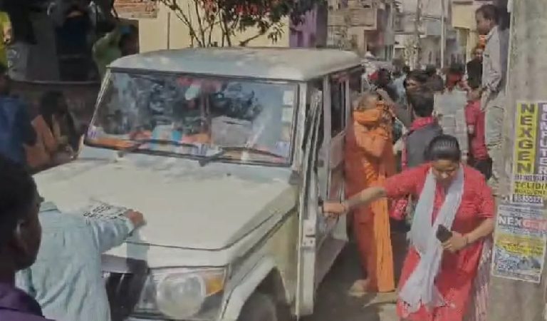 भीड़ ने बच्चा चोरी के शक में 5 साधुओं को जमकर पीटा, पुलिस ने बचाई जान भीड़ ने बच्चा चोरी के शक में 5 साधुओं को जमकर पीटा, पुलिस ने बचाई जान