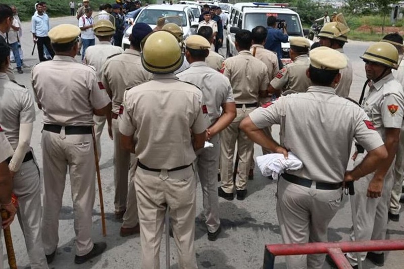 दो समुदाय आमने-सामने, आगजनी और तोड़फोड़