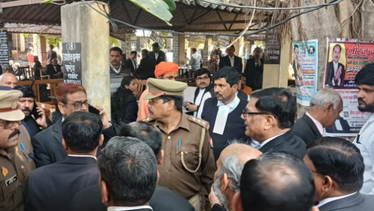 लखनऊ, अयोध्या और काशी की 19 कचहरी में बम धमकी, सुरक्षा कारणों से परिसर खाली कराया गया