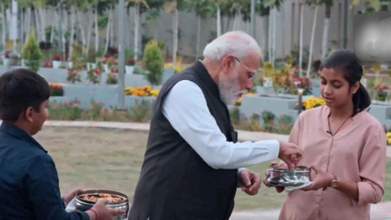 पीएम मोदी ने चखा छत्तीसगढ़ की ठेठरी-खुरमी का स्वाद, खुश होकर छात्रों से पूछ ली रेसिपी