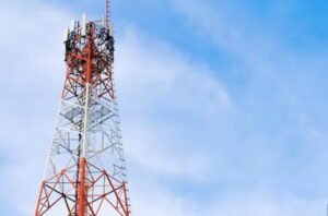 गोपालगंज में प्रेमी की गिरफ्तारी से नाराज़ युवती मोबाइल टावर पर चढ़ी, बोली– रिहाई तक नहीं उतरूंगी