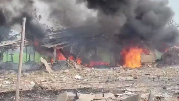 आंध्र प्रदेश में पटाखा फैक्ट्री में भीषण विस्फोट, 21 की मौत; सीएम ने मुआवजे का किया ऐलान आंध्र प्रदेश में पटाखा फैक्ट्री में भीषण विस्फोट, 21 की मौत; सीएम ने मुआवजे का किया ऐलान